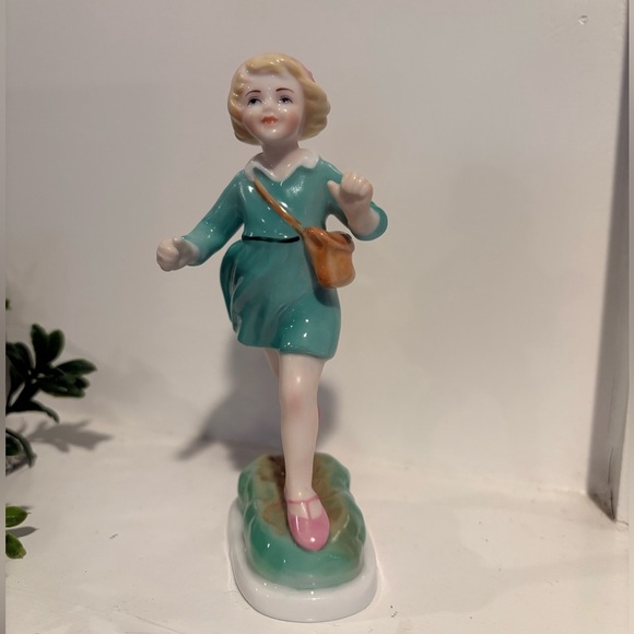 Royal Worchester Hand Painted Days of the Week Figurine Thursday Girl